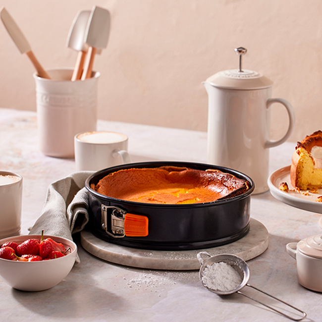 調理器具 Le Creuset Springform Round Cake Tin Heavy Gauge Metal Springform Round Cake Tin | Le Creuset